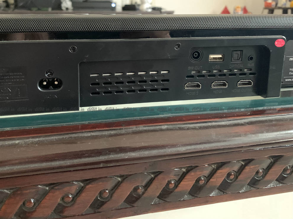 La barra de sonido tiene 2 puertos de paso HDMI.