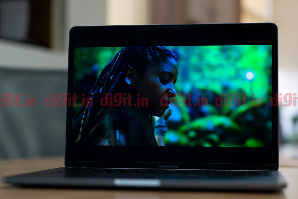 El Apple MacBook Pro de 13 pulgadas luce un panel LCD IPS con soporte para Dolby Vision