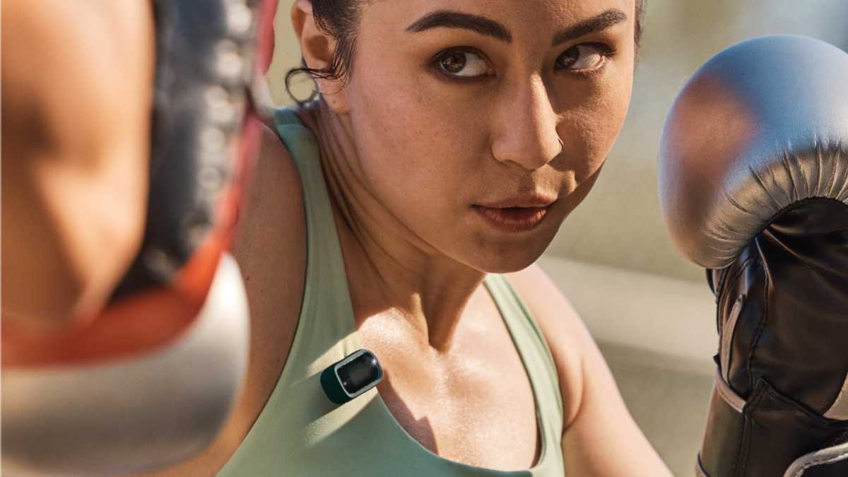 Fitbit Inspire 3 enganchado a la parte superior de un boxeador