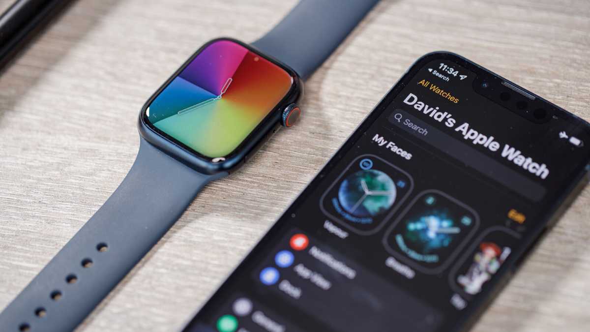 Apple Watch Series 7 y iPhone 13 sobre una mesa