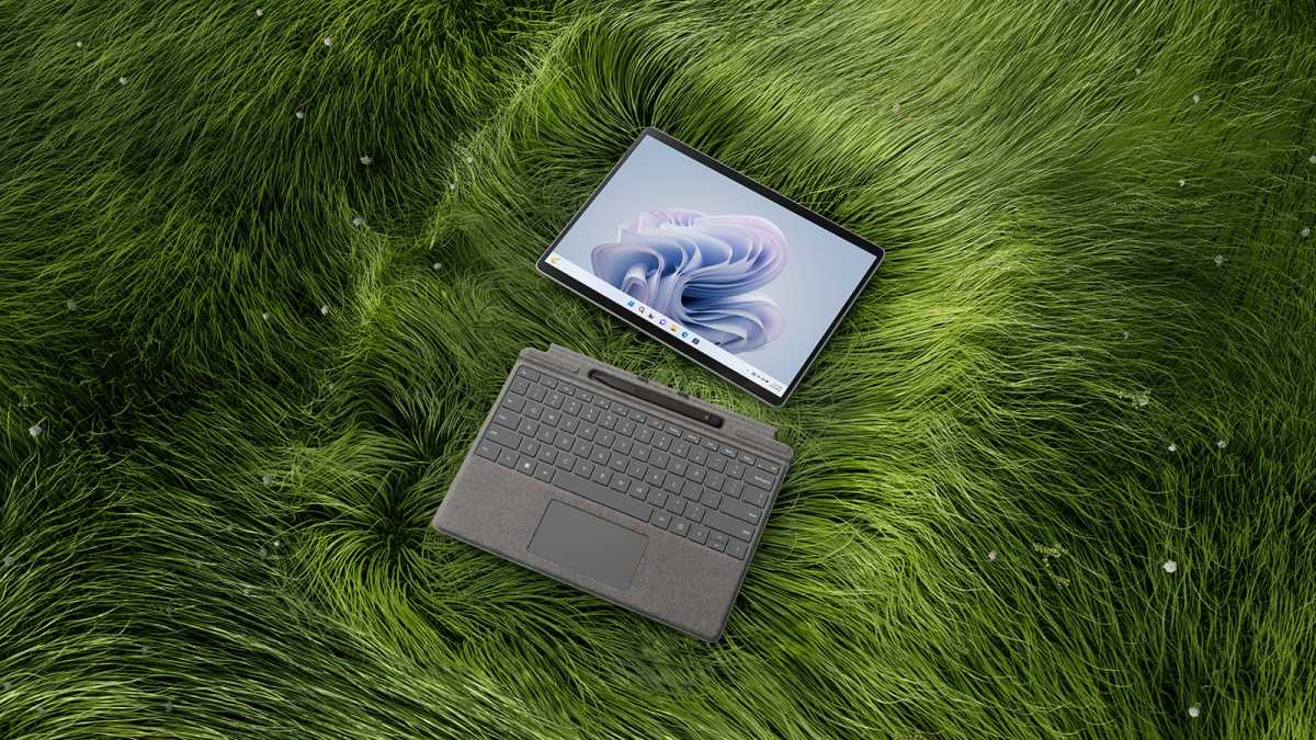 Microsoft Surface Pro 9: sobre césped con teclado y lápiz