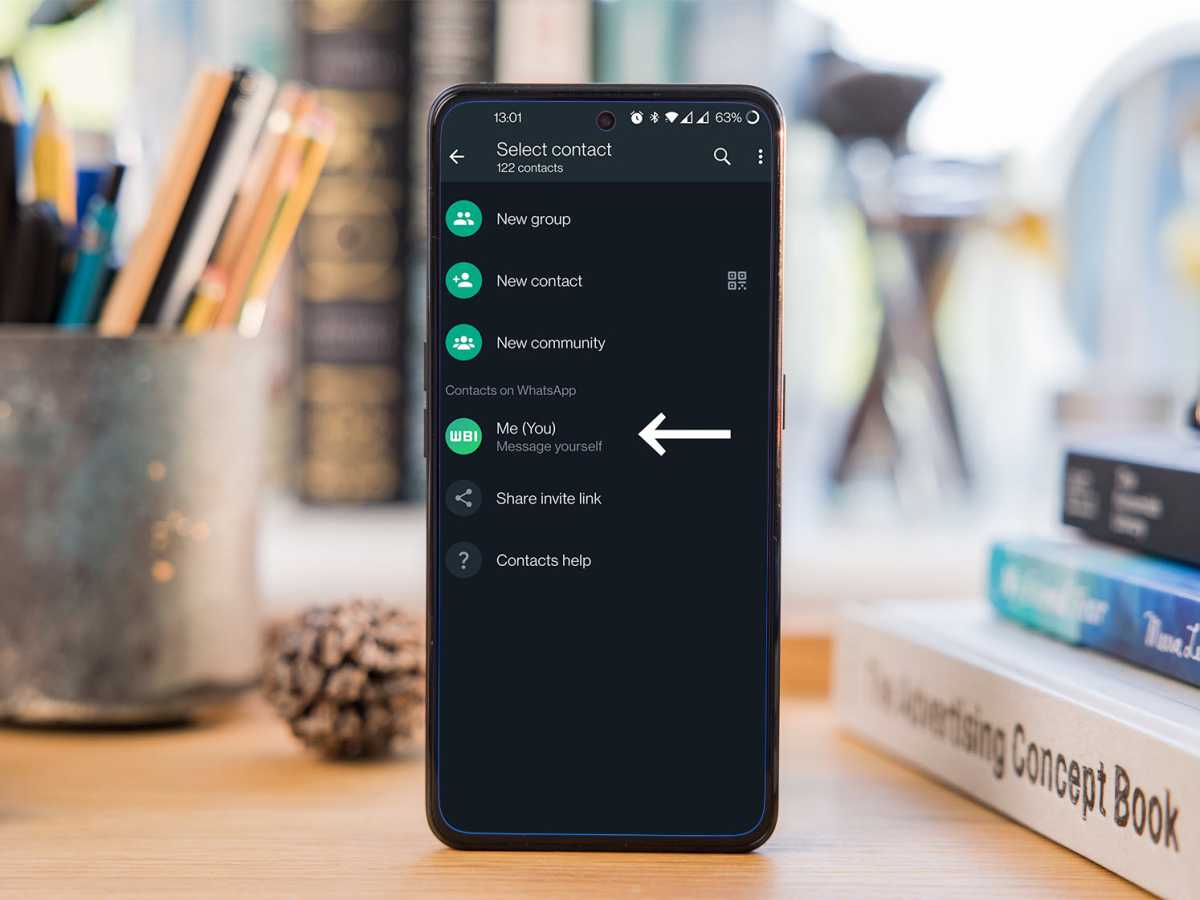 WhatsApp enviándose mensajes a usted mismo en la pantalla de un teléfono Android