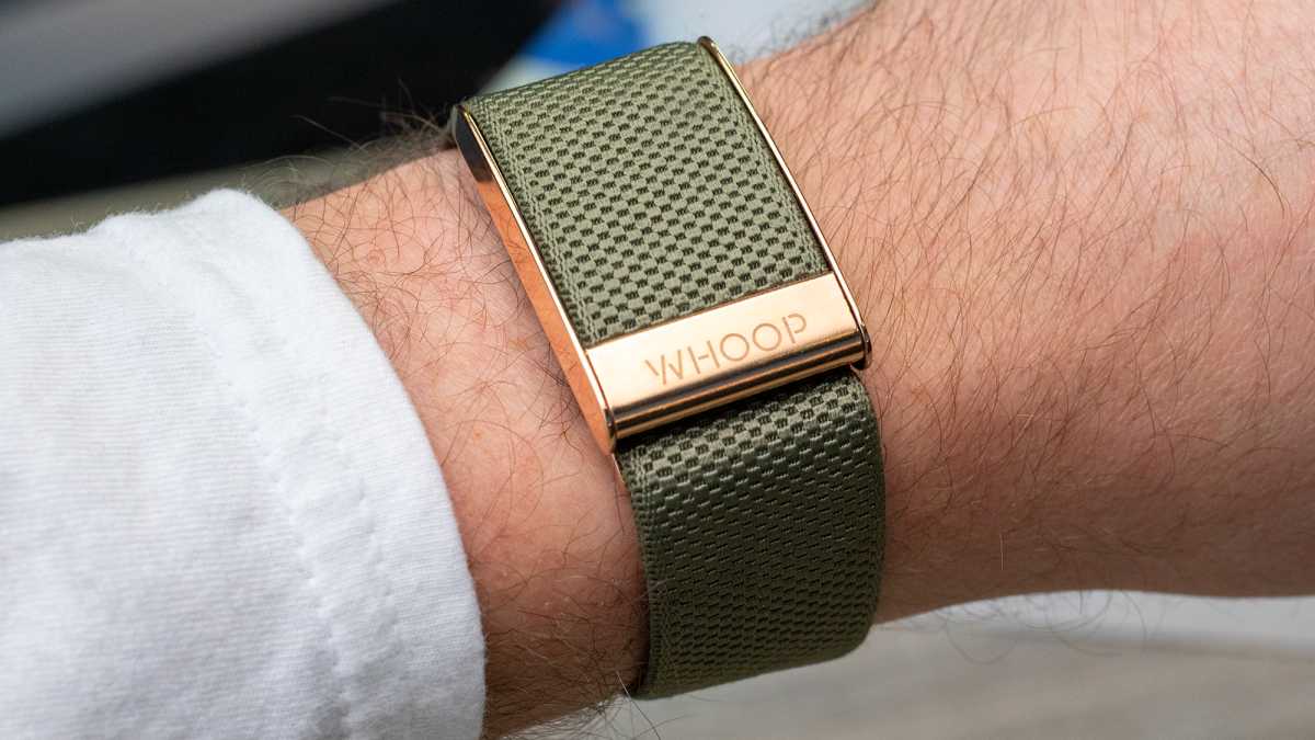 Una pulsera Whoop 4.0 en la muñeca izquierda