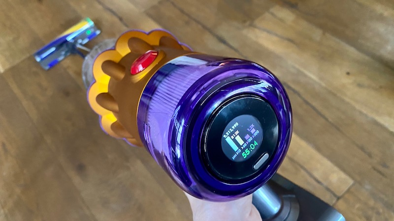 Pantalla LCD del Dyson V12 que muestra el tamaño de las partículas de polvo y la duración de la batería