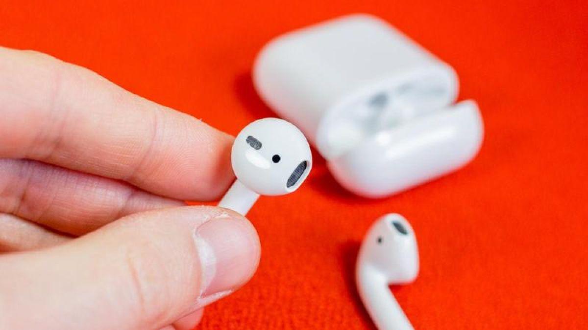 AirPods en la mano