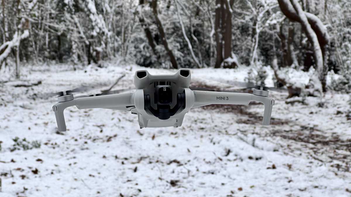 DJI Mini 3 volando en la nieve