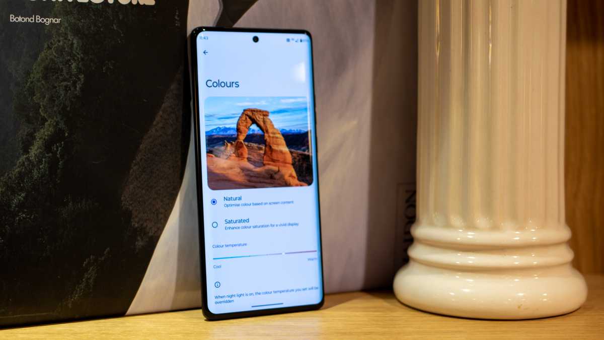 Motorola Edge 40 Pro display colour settings