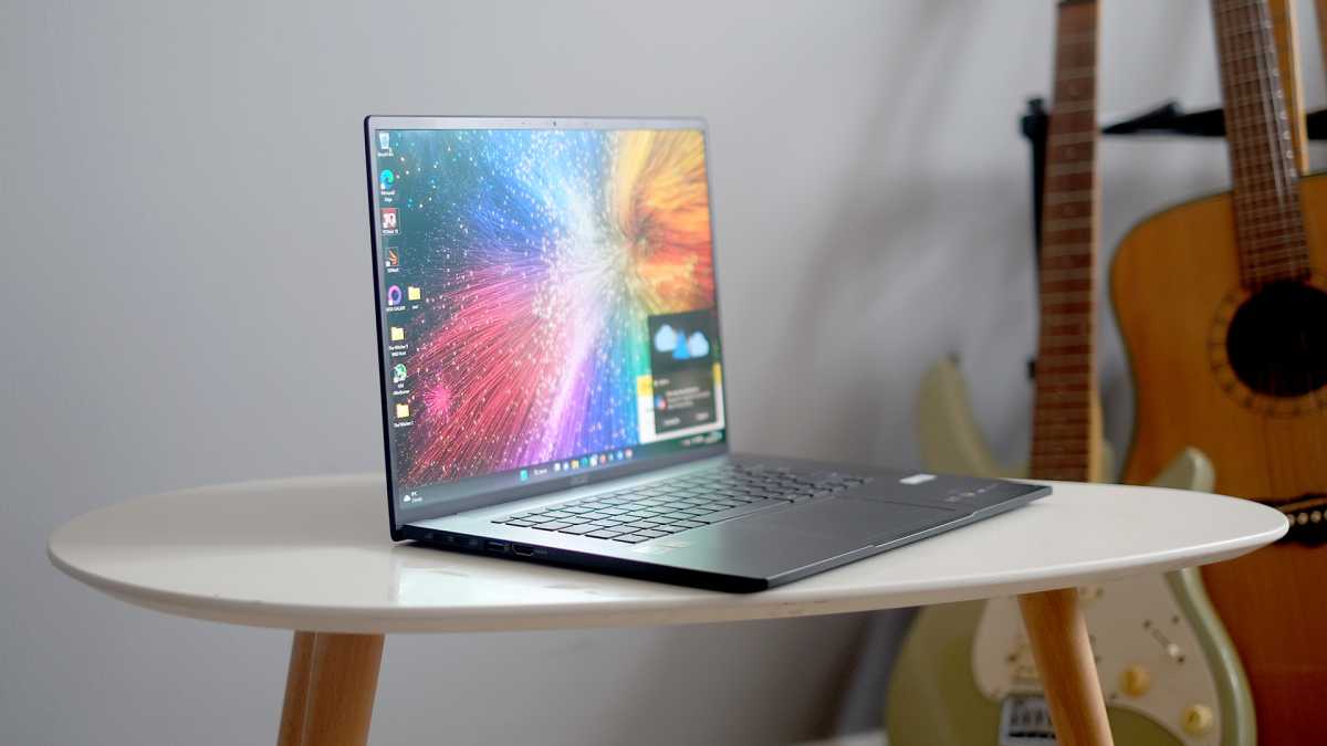 Pantalla Acer Swift Edge (2023) con guitarras