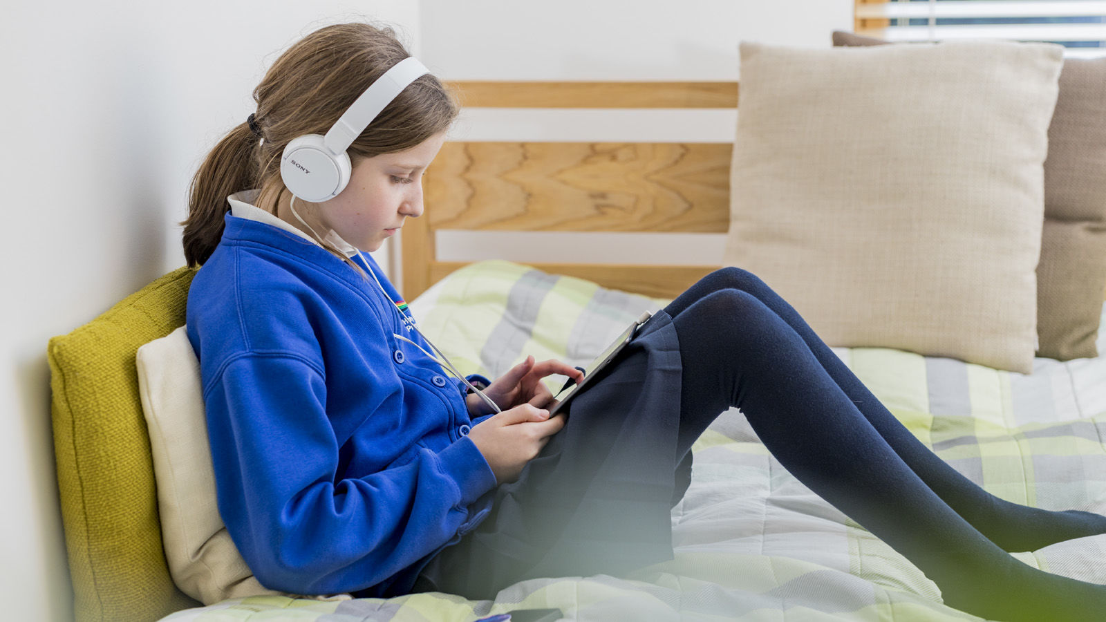 Niños en casa con tecnología