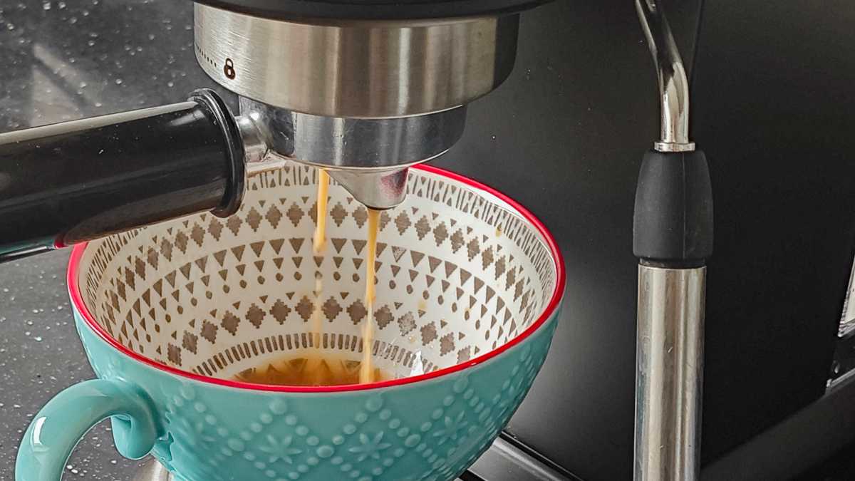Cafetera Salter Espiritista elaborando un espresso