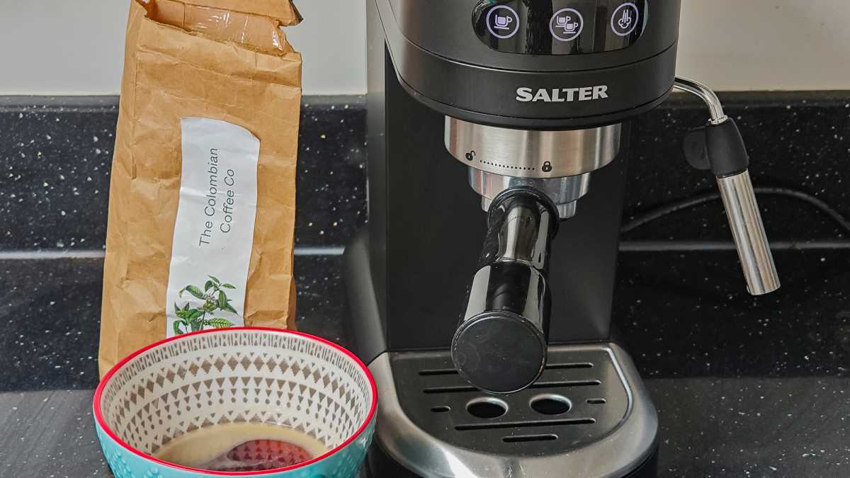 Cafetera Salter Espiritista con espresso y café en grano