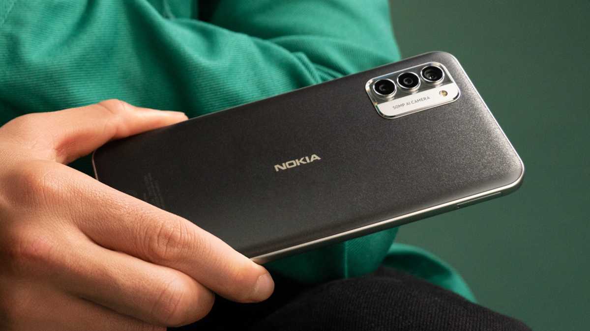 Nokia G42 5G - alguien sosteniendo el modelo gris