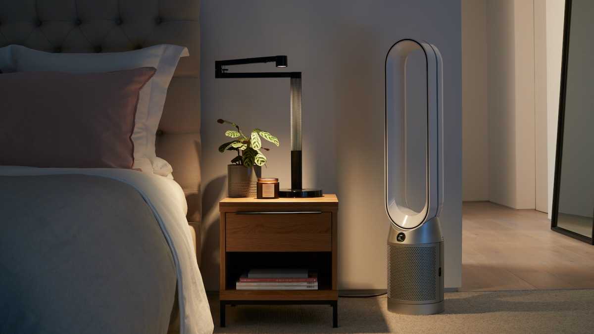 Purificador de aire Dyson en forma de bucle en un dormitorio