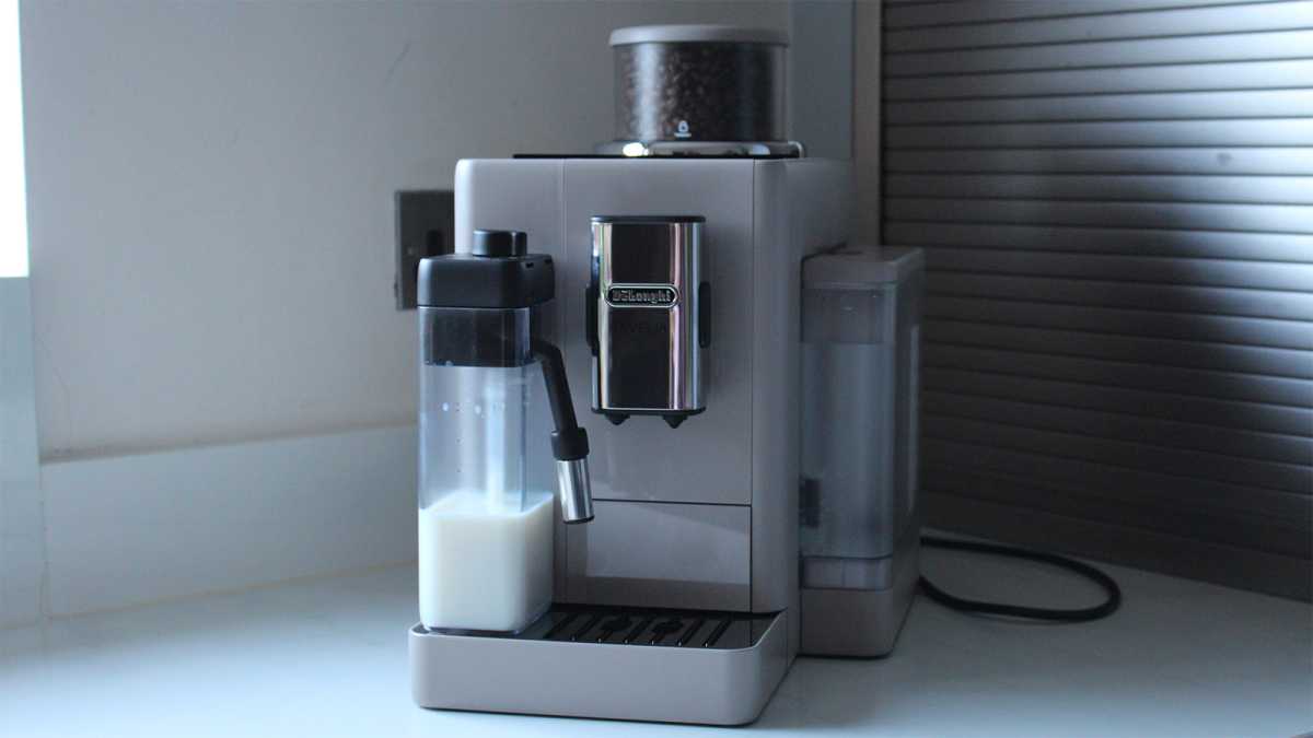 De'Longhi Rivelia machine, seen from the front