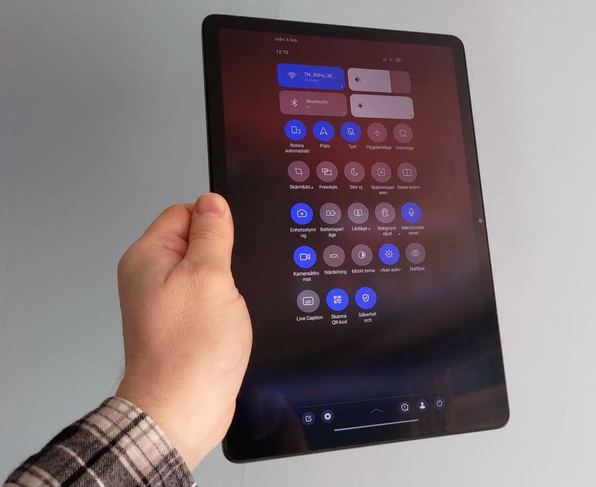 Lenovo Tab M11 i handen