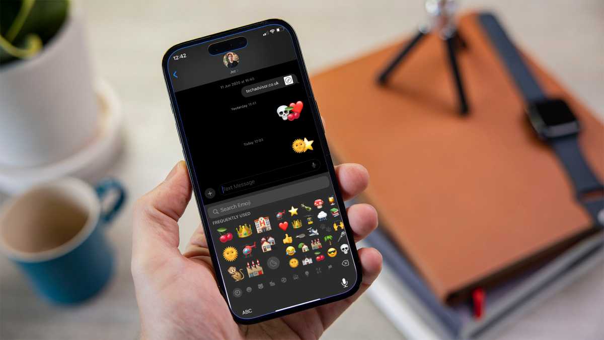Una pantalla de iPhone que muestra opciones de emoji