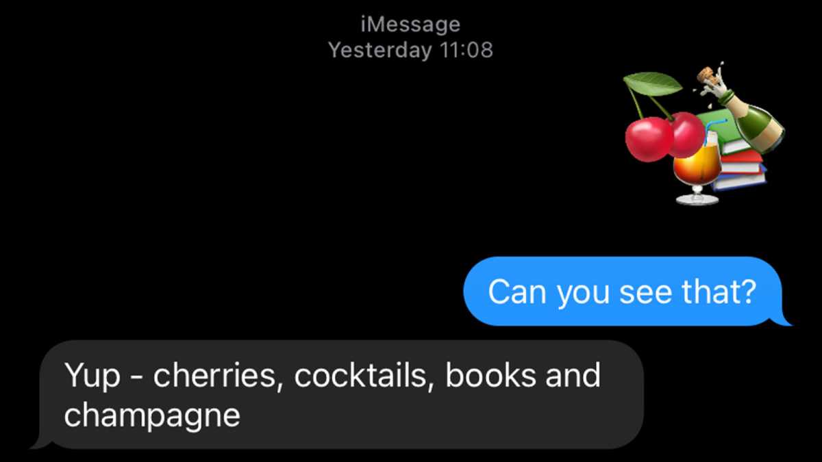 Captura de pantalla de un chat de iMessage, que muestra emojis apilados