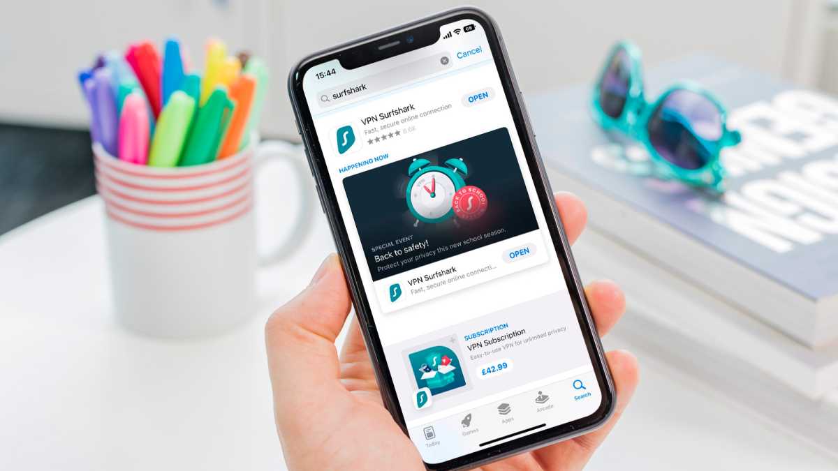 Teléfono con App Store que muestra Surfshark VPN