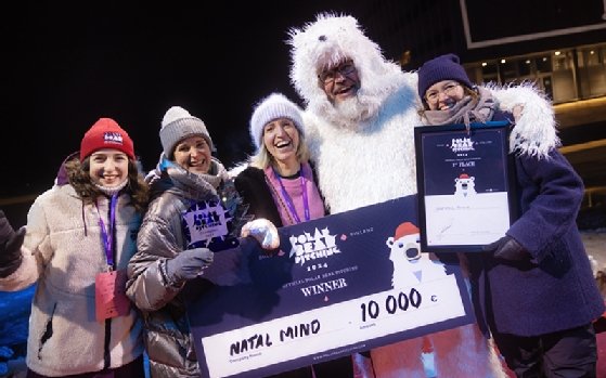 Foto del equipo de Natal Mind recibiendo un cheque de 10.000 € por ganar Polar Bear Pitching 2024