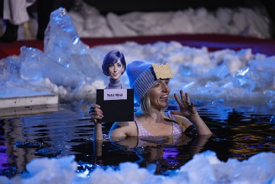 Foto de Aura Pyykönen, líder médica del Natal Mind de Finlandia, haciendo su lanzamiento en un agujero en el hielo.