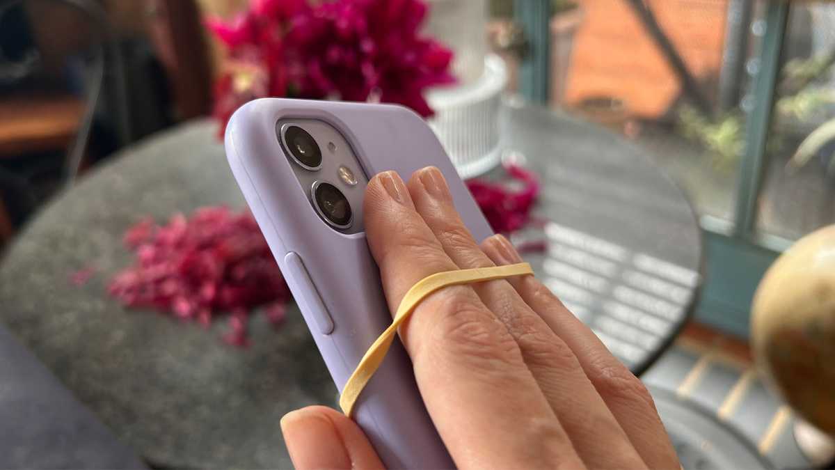 Usar una banda elástica para sujetar el teléfono a la mano