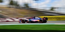 Daniel Ricciardo de Australia conduciendo la (3) aplicación Visa Cash RB VCARB 01 en la pista durante la práctica previa al Gran Premio de F1 de Miami en el Autódromo Internacional de Miami