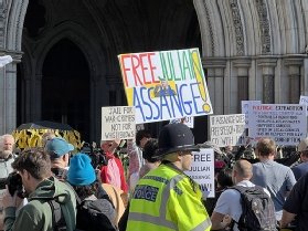 Partidarios se reunieron frente al tribunal para la audiencia de extradición de Julian Assange