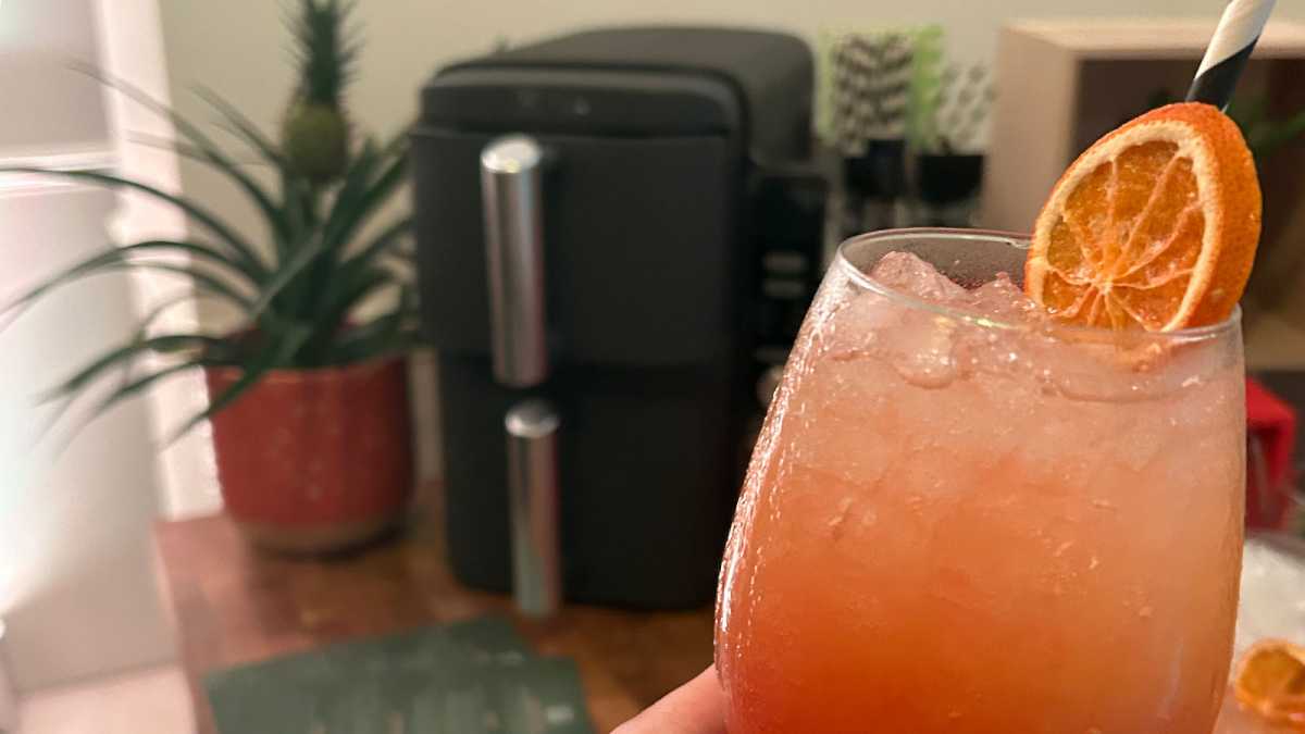 Cóctel Aperol spritz con naranja deshidratada