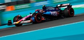 Yuki Tsunoda de Japón conduciendo la aplicación Visa Cash RB VCARB 01 en la pista durante la clasificación antes del Gran Premio de F1 de Miami en el Autódromo Internacional de Miami