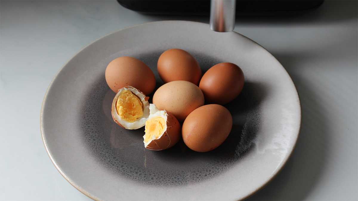 Huevos cocidos en una freidora