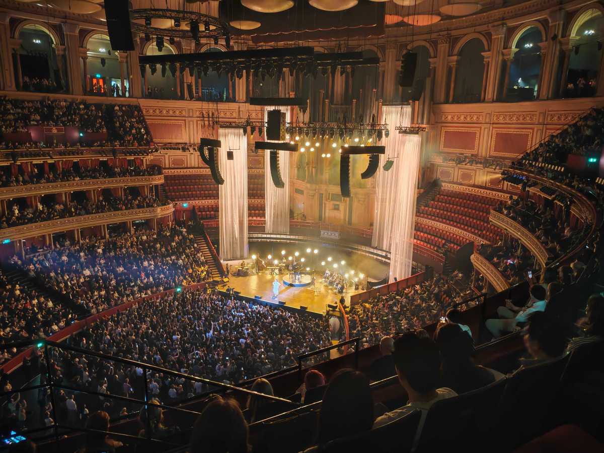 Laufey actuando en el Royal Albert Hall de Londres