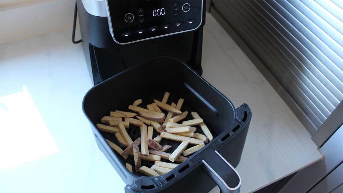 Una canasta de papas fritas en una freidora