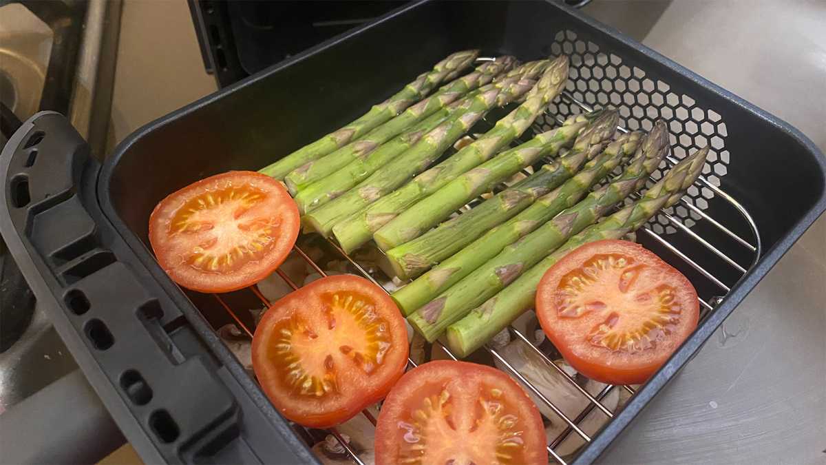 Dos capas de verduras listas para ir a la freidora