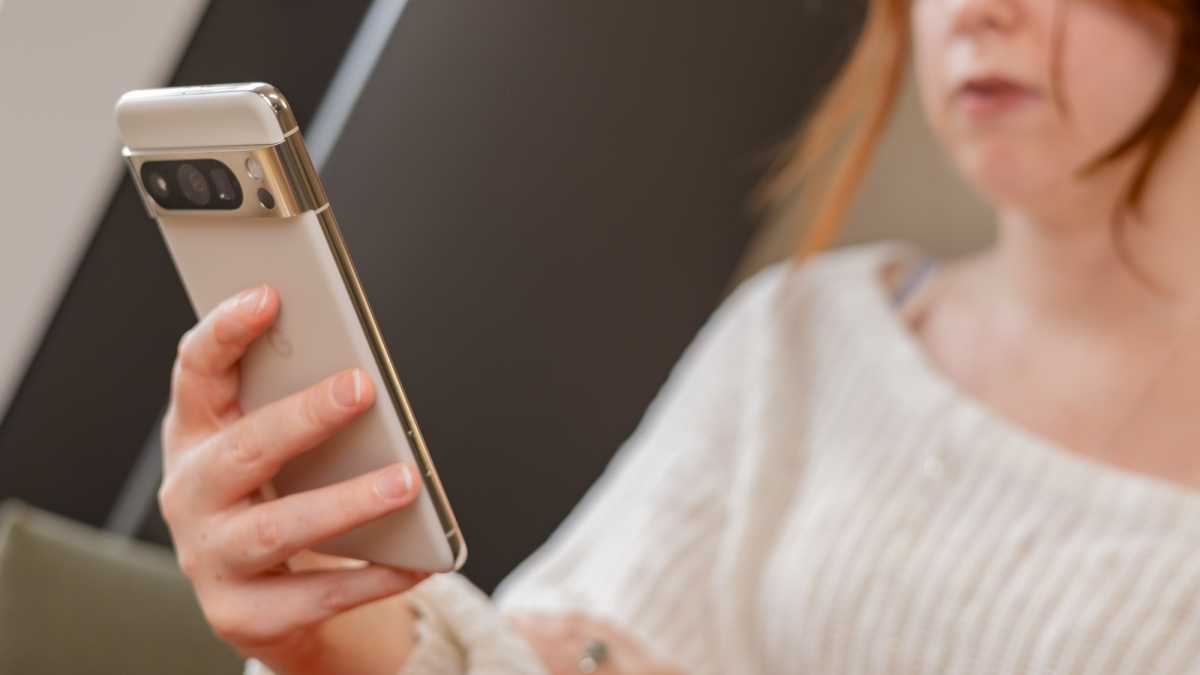 Una mujer usando un teléfono inteligente