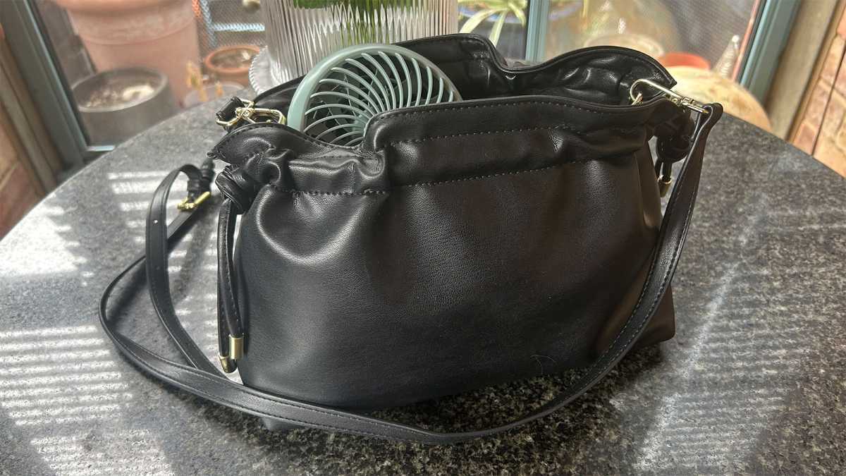 Abanico de John Lewis Anyday con un pequeño bolso negro