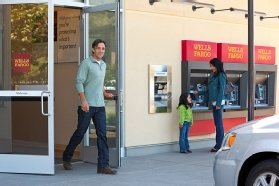 Foto de clientes en un banco Wells Fargo