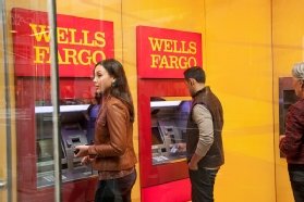 Imagen de clientes de Wells Fargo usando los cajeros automáticos