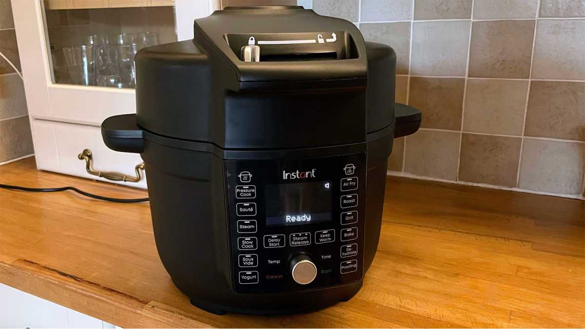 Instant Pot Duo Crisp en la encimera de la cocina