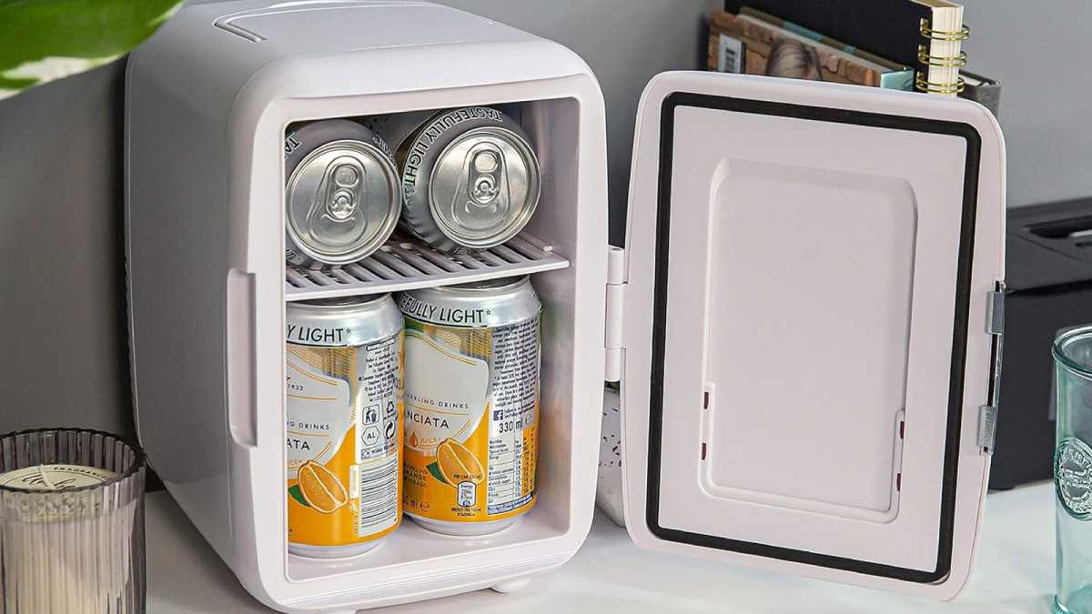 Mini refrigerador abierto, con latas en el interior.