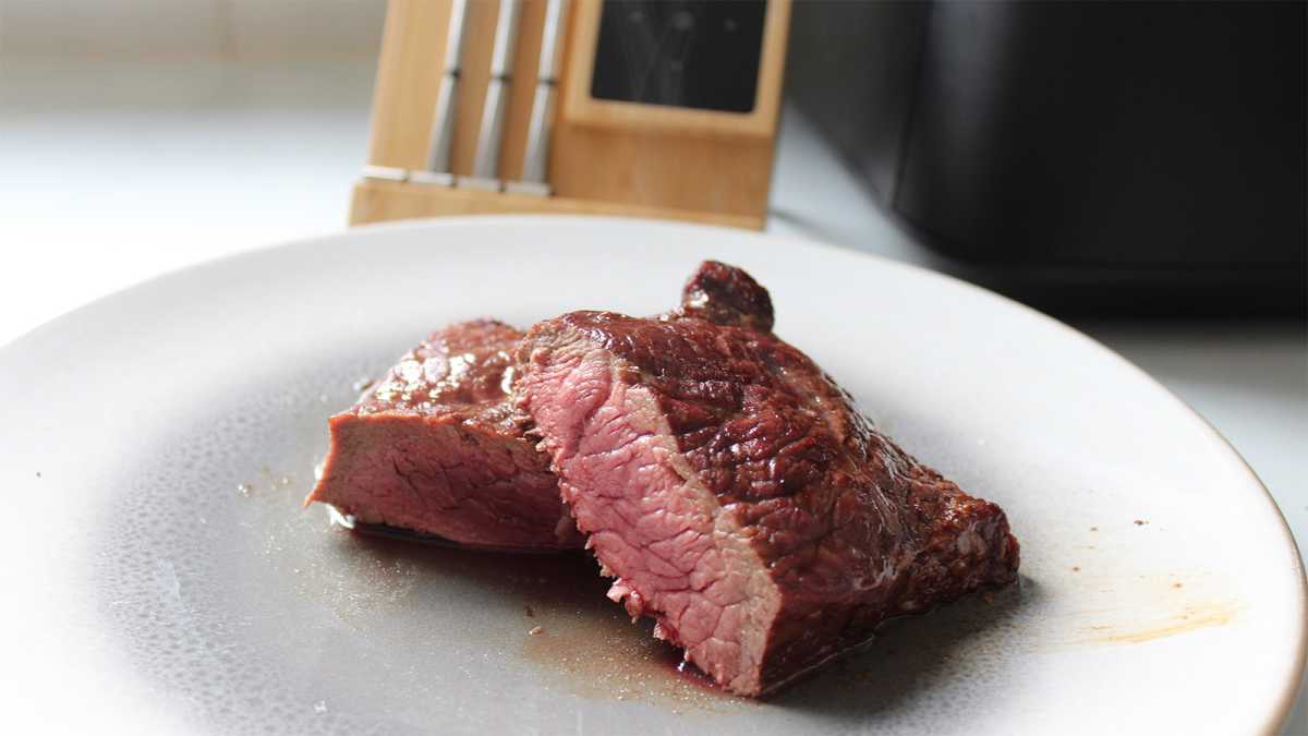 Filete en un plato, con la sonda Meater detrás