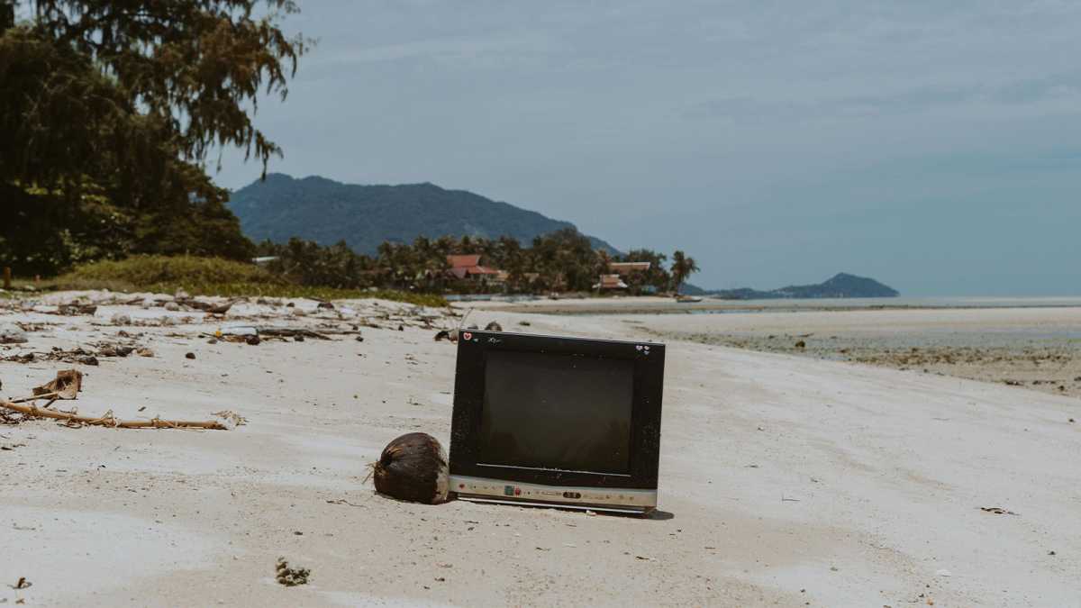 Un televisor abandonado en una playa