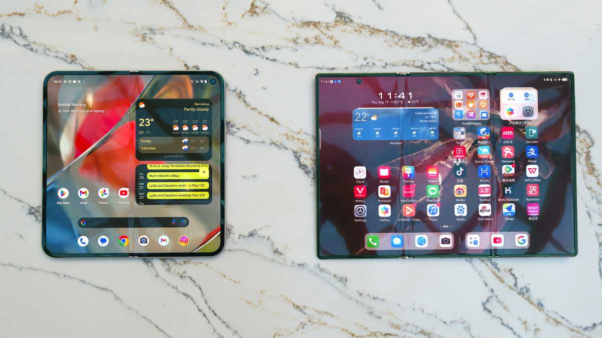 Huawei Mate XT manos en la parte frontal de la tableta Pixel 9 Pro Fold