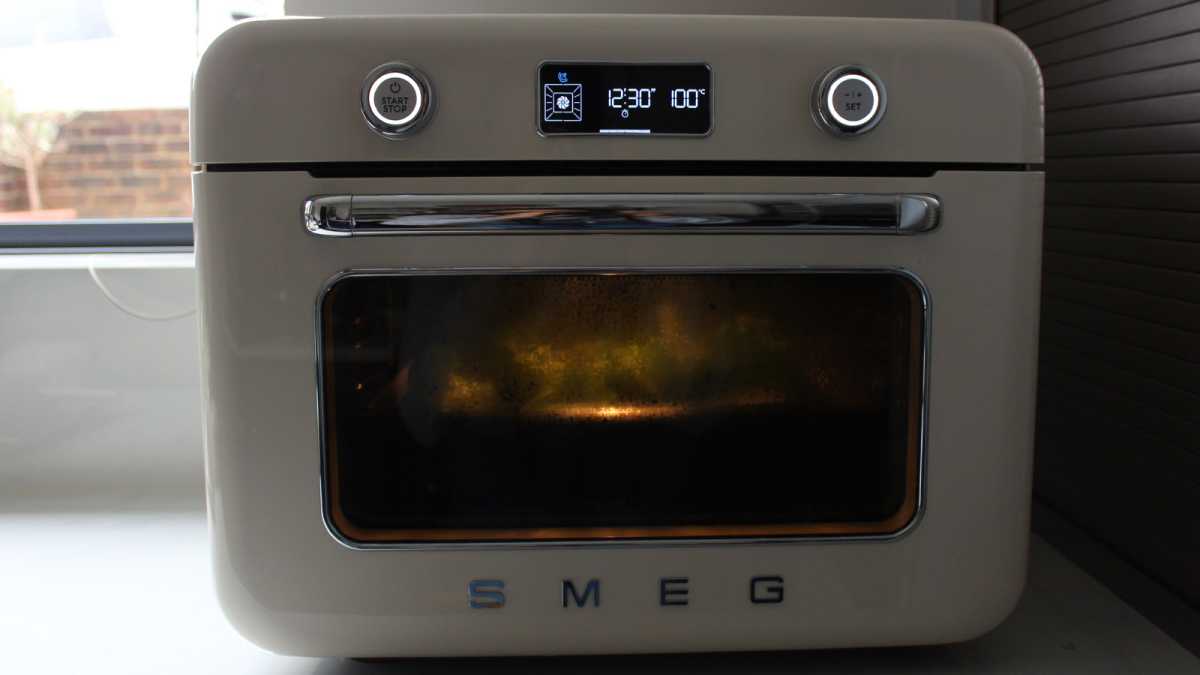 Horno Smeg en modo vapor, cocinando brócoli