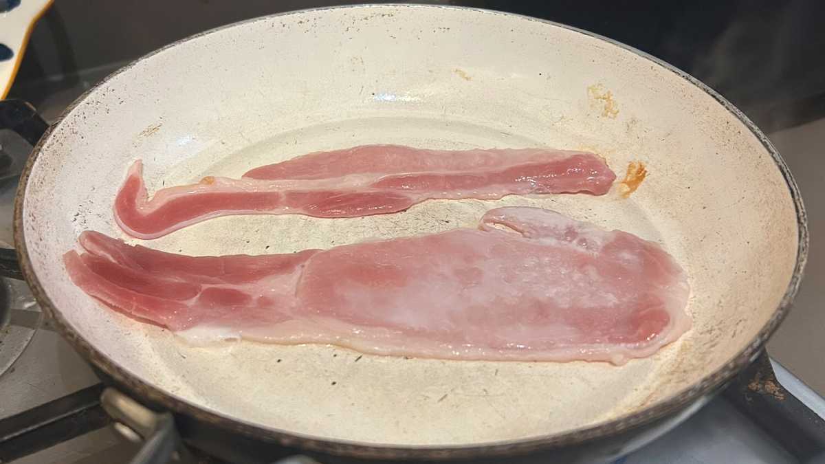 Tocino en una sartén