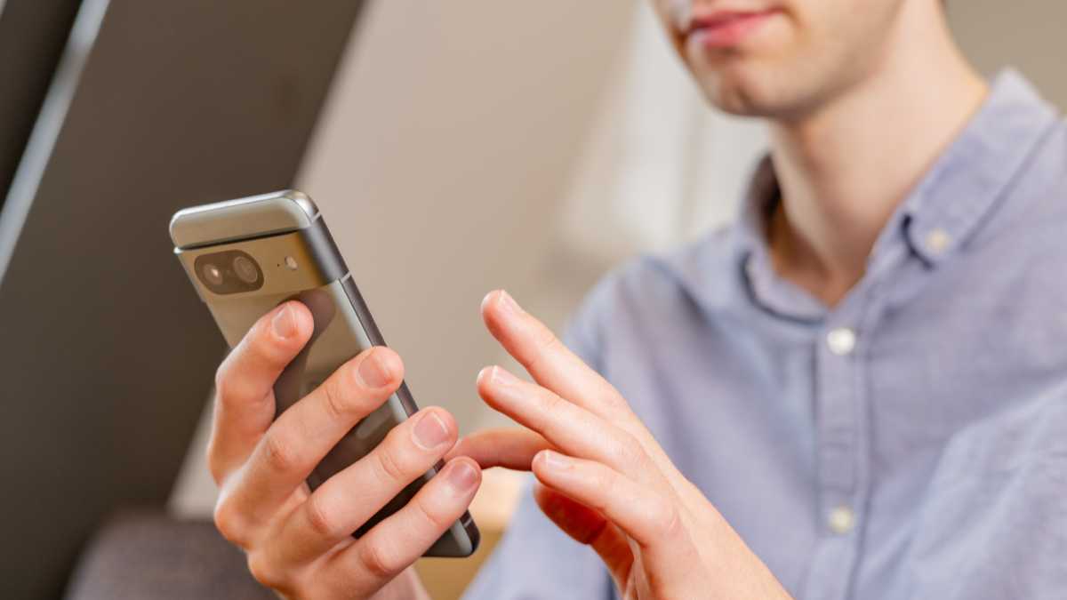 Un hombre usando el teléfono inteligente Google Pixel 8