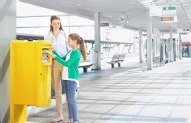 Imagen de una mujer y un niño publicando una carta.