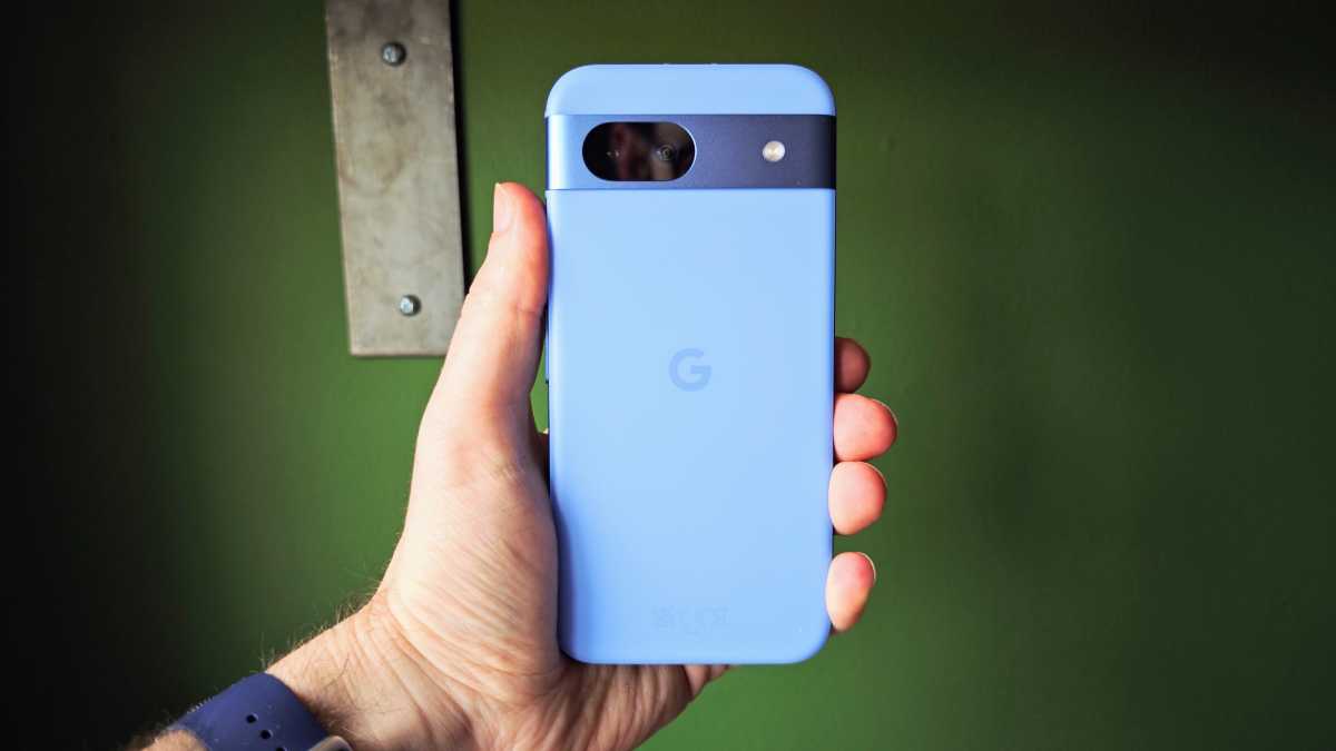 Google Pixel 8a Bay Blue en la mano