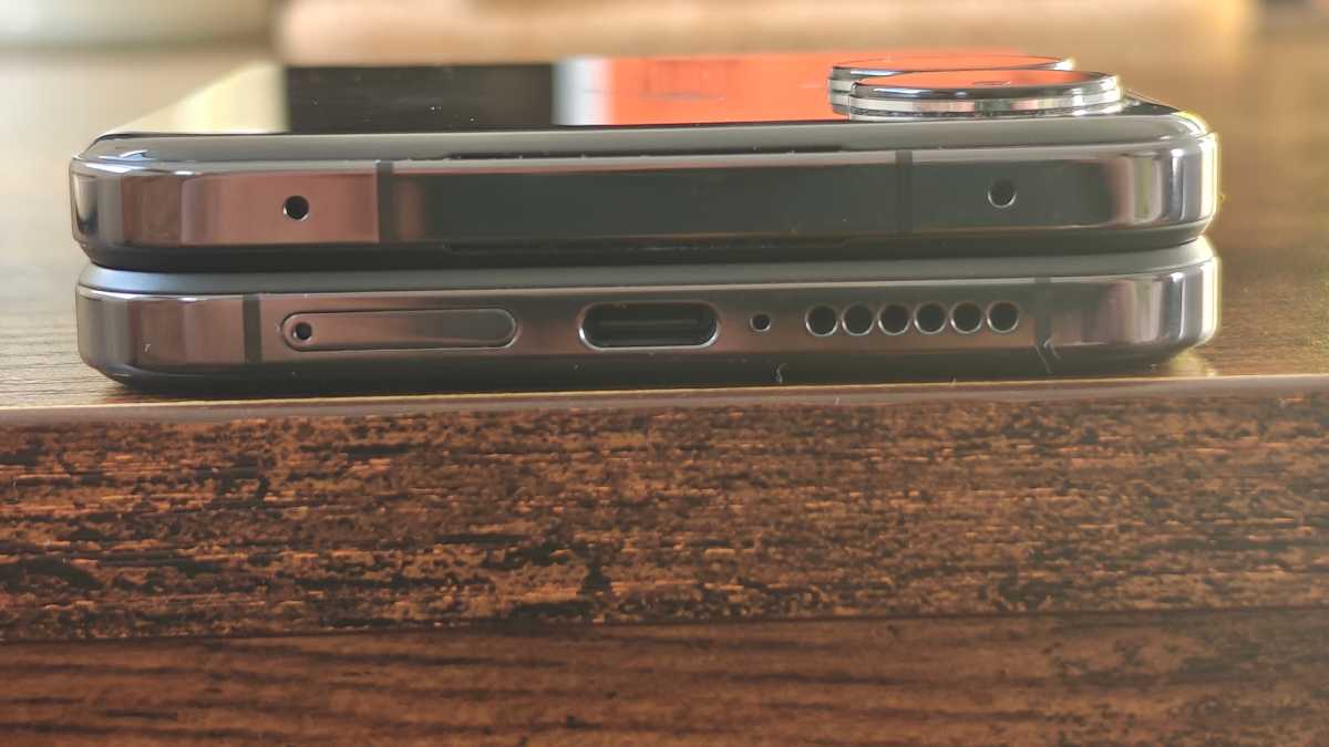 Xiaomi Mix Flip Charging Port plegado