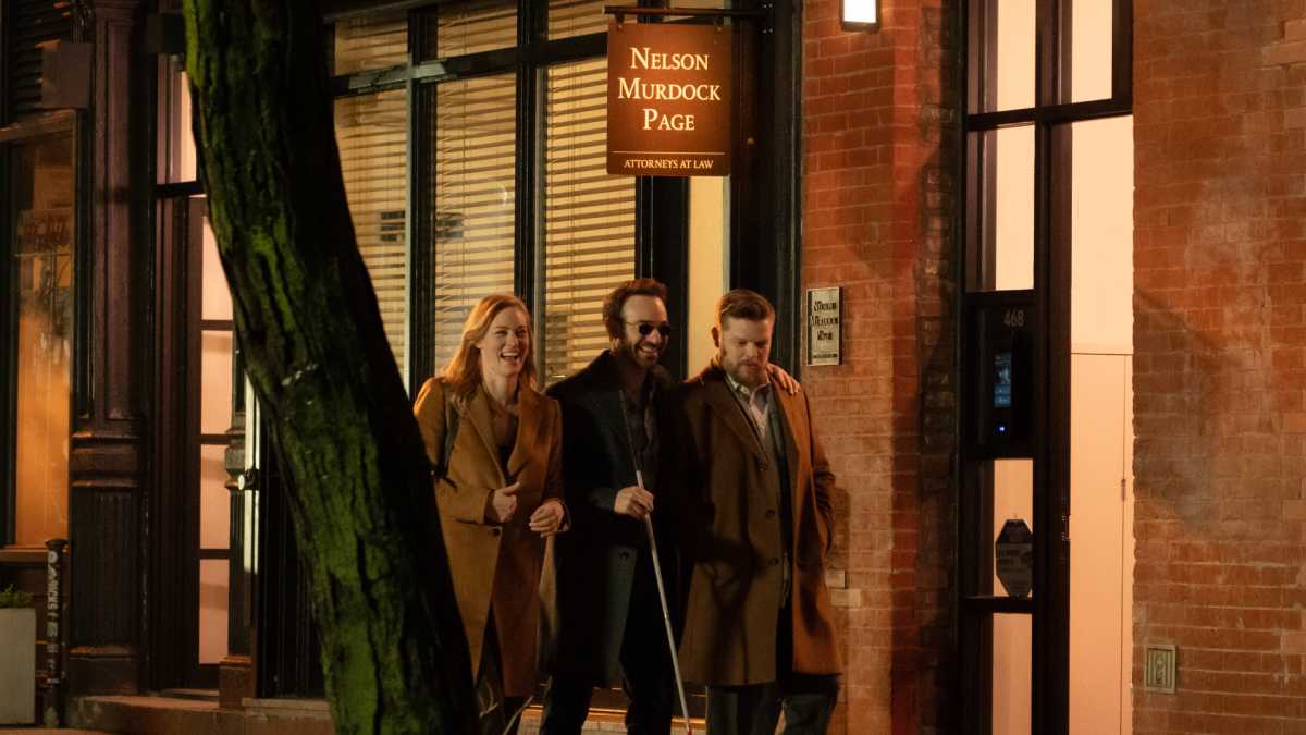 (Lr) Karen Page (Deborah Ann Woll), Daredevil/Matt Murdock (Charlie Cox) y Foggy Nelson (Elden Henson) en Marvel Television's Daredevil: nacido de nuevo, exclusivamente en Disney+. Foto de Giovanni Rufino. © 2024 Marvel