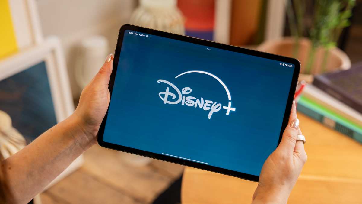 Disney+ logotipo en una tableta - Foto de estilo de vida de transmisión